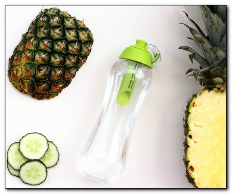 Zielony kolor ogórków jak i zieleń skórki ananasa idealnie pasują do jaskrawozielonej butelki z filtrem Dafi 