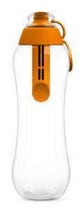 Mandarynkowa butelka filtrująca do wody kranowej Dafi zawierająca filtry do butelki Dafi w kolorze pomarańczowym.